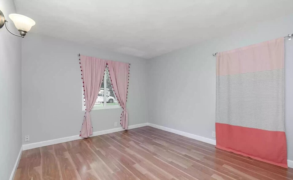 Building Photo - 282 W Laila Dr