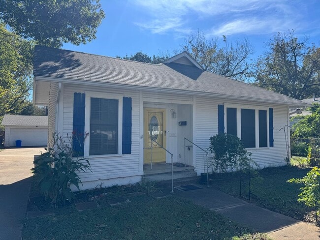 Building Photo - Adorable Cleburne Cottage