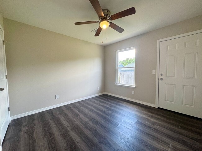 Building Photo - 2 Bedroom/2 Bathroom Triplex Unit in South...