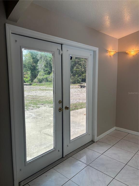 Building Photo - 510 S Cedar Ave