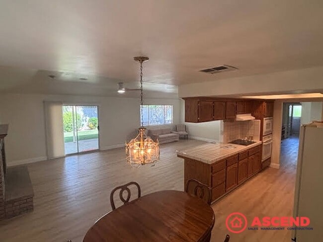 Building Photo - Spacious 3 Bed / 2 Bath with Fireplace, Garage & Gardener Included