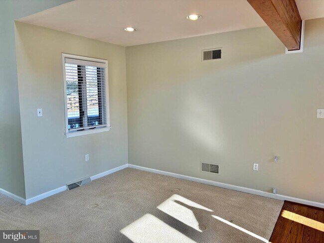 Building Photo - 498 Dean Dr
