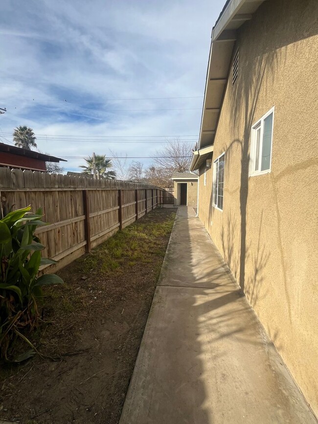 Building Photo - Visalia home for Rent!