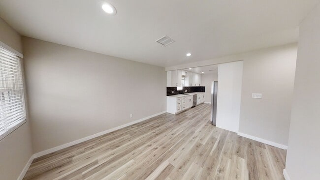 Building Photo - Newly Renovated House!!