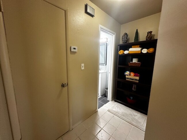 Building Photo - Beautifly remodeled 3bed 2bath Fully Furni...