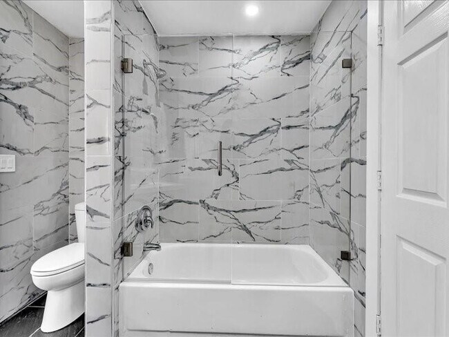 Building Photo - 2928 SE Bella Rd