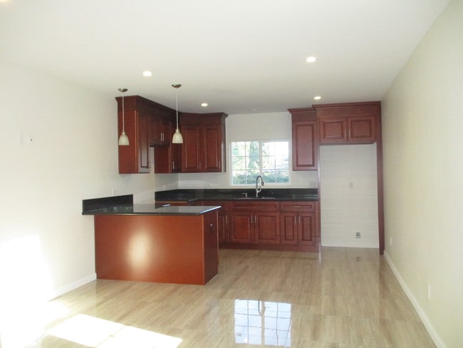 Building Photo - 6516 Beck Ave