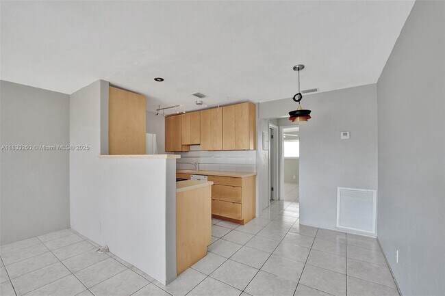 Building Photo - 2909 Middle River Dr