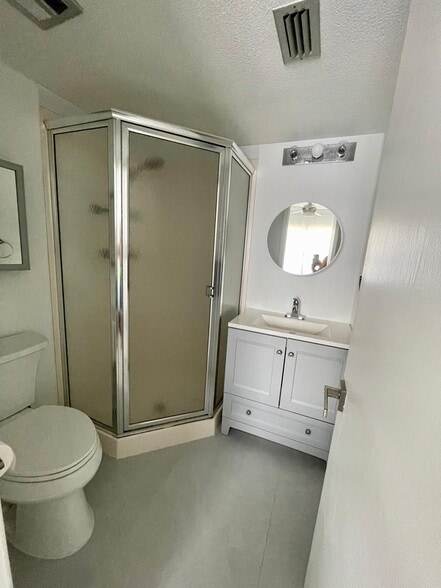 Walk in Shower - 4158 Tamiami Trl