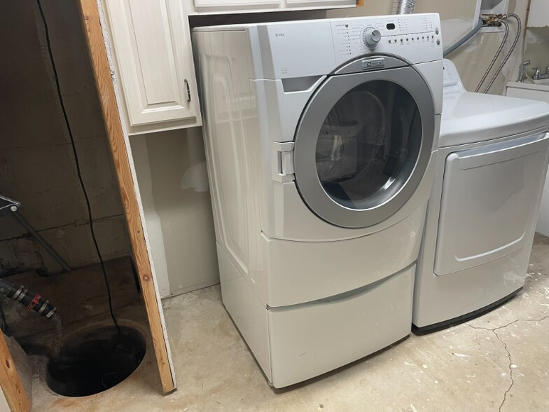 Building Photo - 3211 Creston Ct