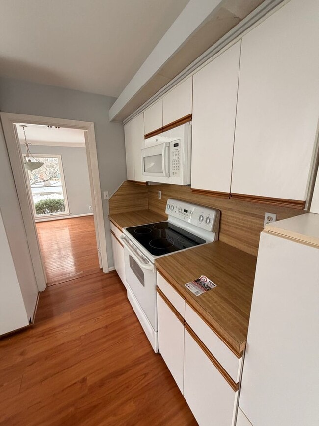 Building Photo - Gorgeous 3 bedroom house with finished basement!