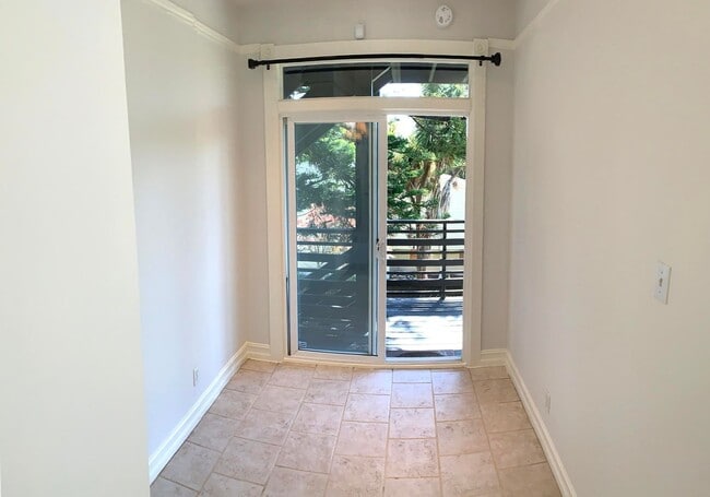 Building Photo - UPDATED BRIGHT 800sf 2BR/1BA Flat Noe Noe ...