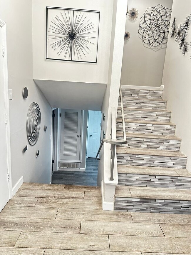 Building Photo - Beatuiful East Ridge Home