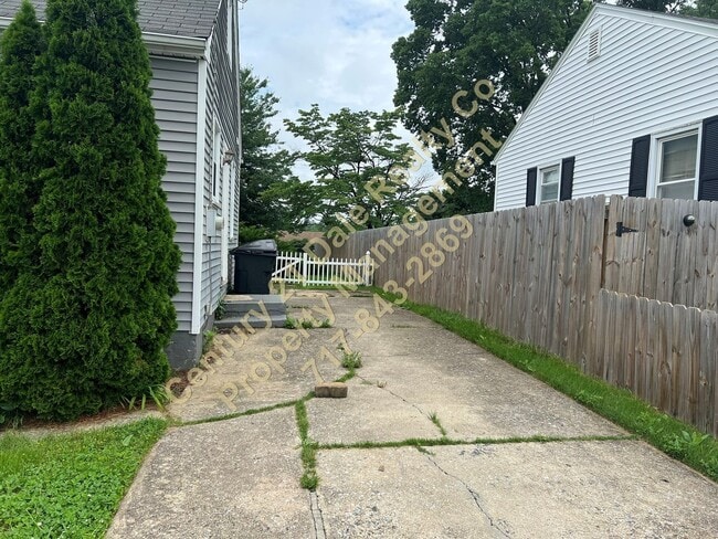 Building Photo - 3 BR, 1.5 baths in Central School District