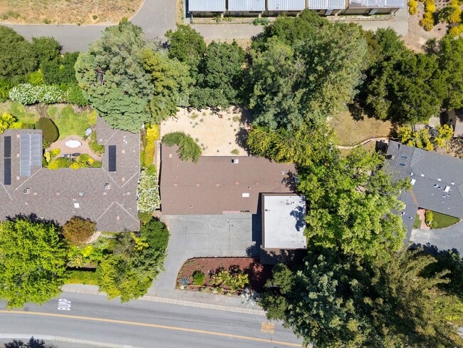 Building Photo - Spacious Menlo Park Retreat with 6 Bedroom...
