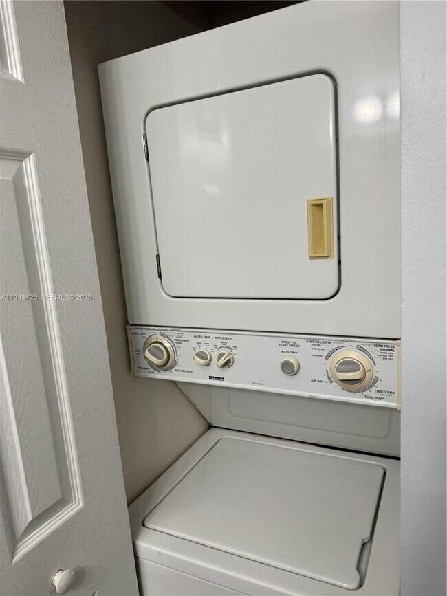 Building Photo - 9446 SW 140th Ct