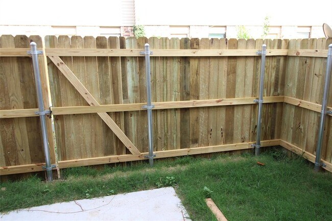 Building Photo - 1901 E Lindsey St