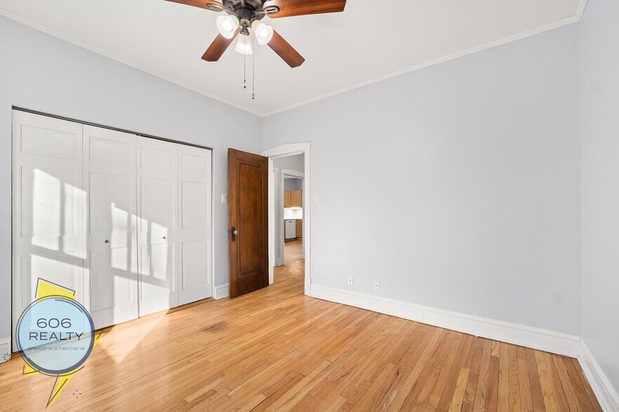 Building Photo - 824 W Wrightwood Ave