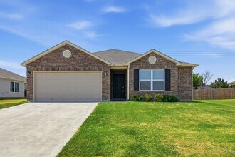 Building Photo - Charming 3 Bed, 2 Bath Home Backing to a Peaceful Greenbelt in Broken Arrow!