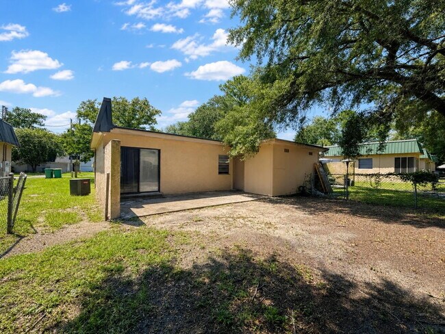 Building Photo - 1009 Hondo Ave
