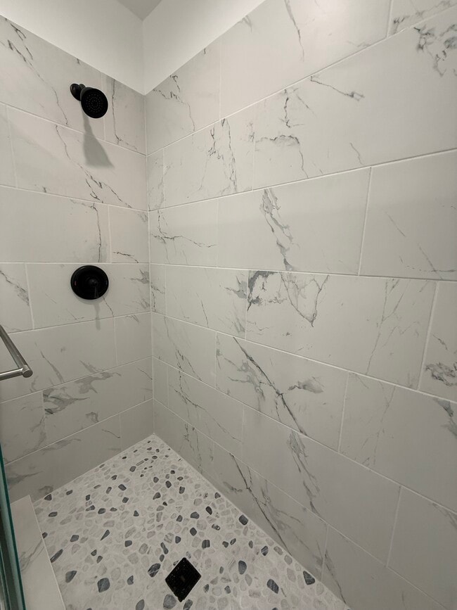 Building Photo - 762 1/2 N Ridgewood Pl