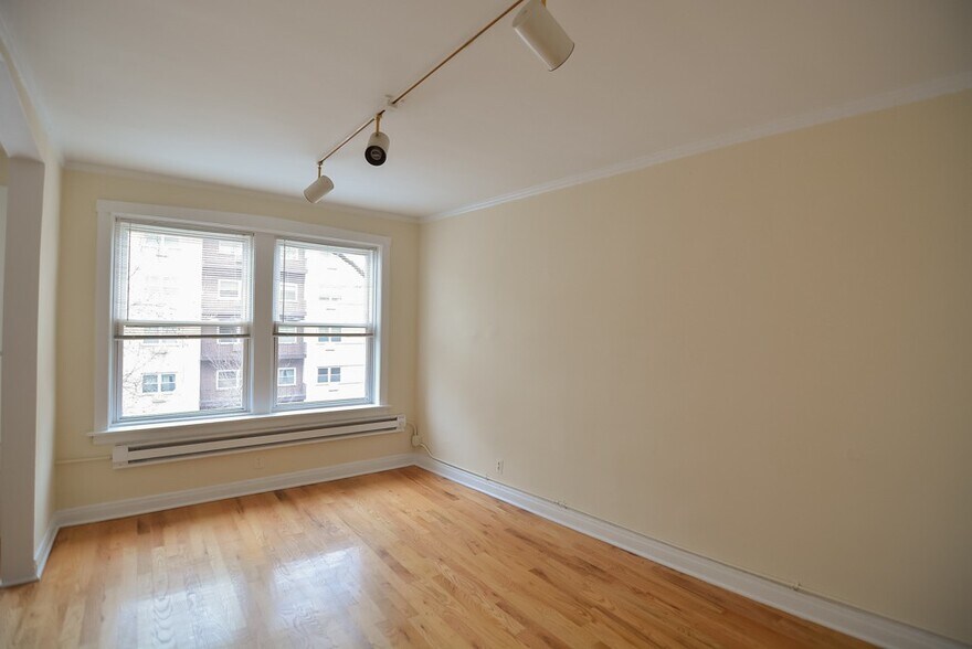 Building Photo - 516 W Melrose St