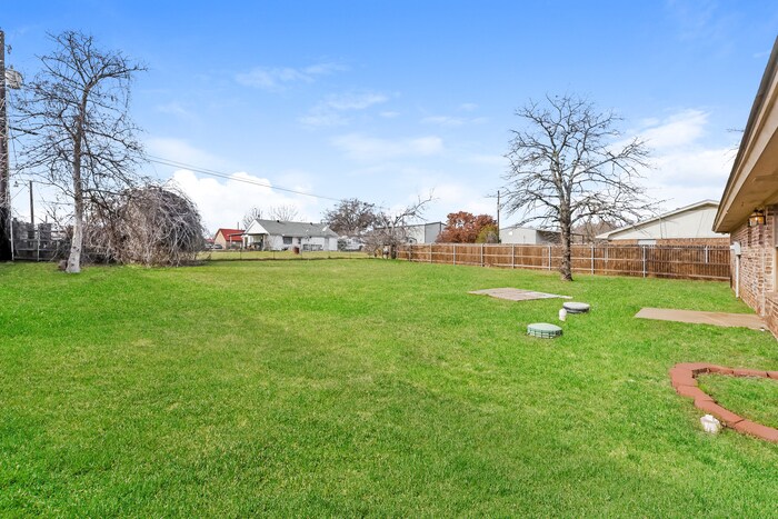 Building Photo - 413 Maplewood St