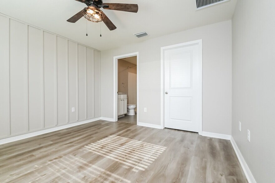 Building Photo - 11702 MIracle Mile Dr