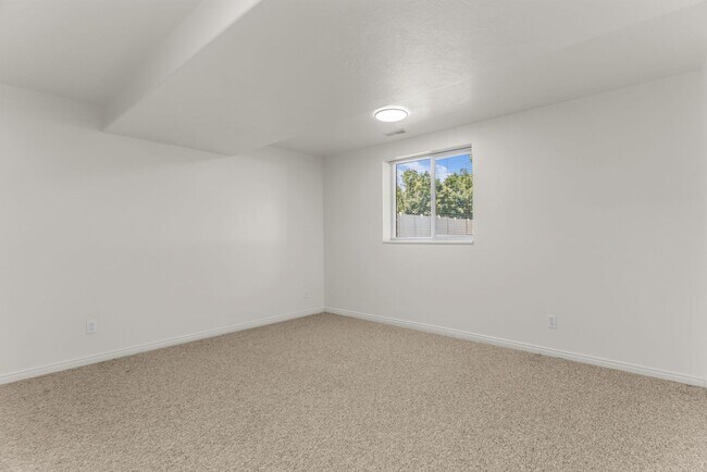 Building Photo - Spacious 5 Bed Kaysville Home with 3-Car Garage