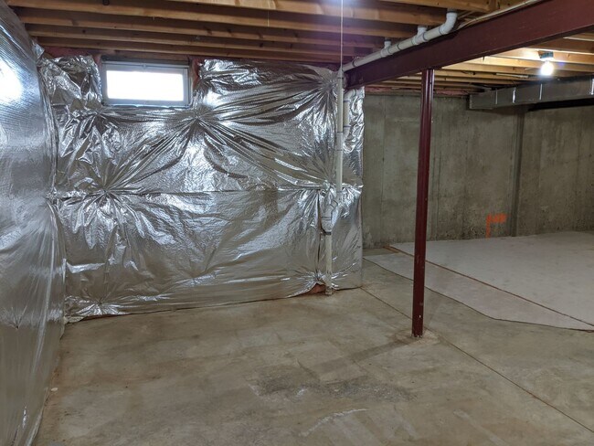 Building Photo - 403 McClellan Dr