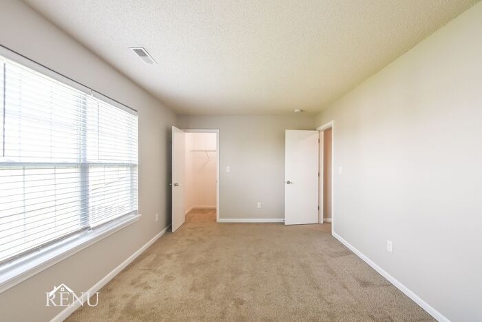 Building Photo - 19307 Fox Chase Dr