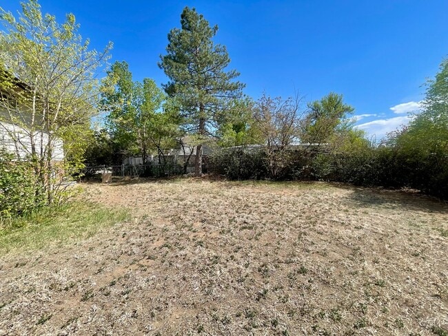 Building Photo - Expansive 5-bedroom, 2.5-bath home with incredible mountain views!