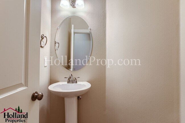 Building Photo - Beautiful Home With Balcony and Great Location! ** NEW PRICE $2,595 and REDUCED SECURITY DEPOSIT **