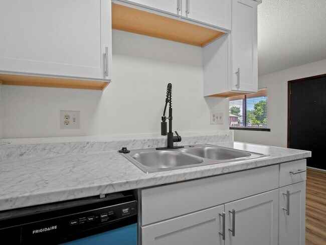 Building Photo - Remodeled 1 Bedroom, 1 Bathroom Apartment- Close to shopping!