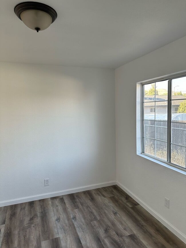 Building Photo - 132 W Deltha Ave