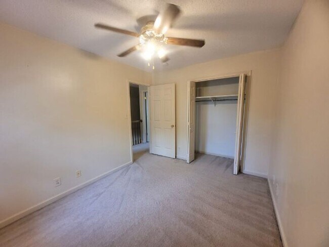 Building Photo - Charming 3-Bedroom Home with Spacious Livi...