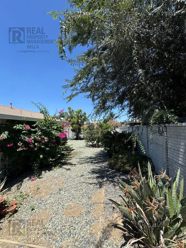 Building Photo - *55+ COMMUNITY* Charming 3 Bedroom, 2 Bathroom Home in Hemet