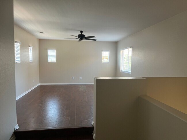 Building Photo - Gorgeous 5 bedroom, 3 bath plus Loft - Mou...