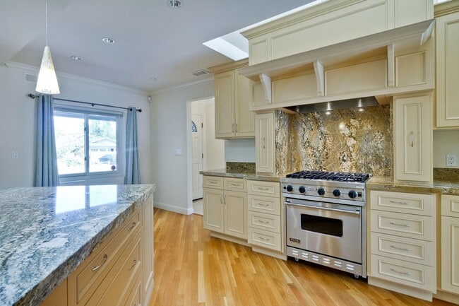 Building Photo - Beautiful 4 bedroom, 3 bath in desirable C...