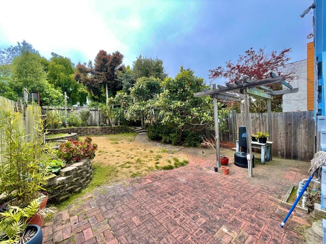 Building Photo - Wonderful Light and Bright Top Floor 2BR/1...