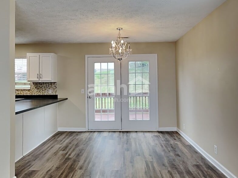 Building Photo - 3107 Creekview Ln