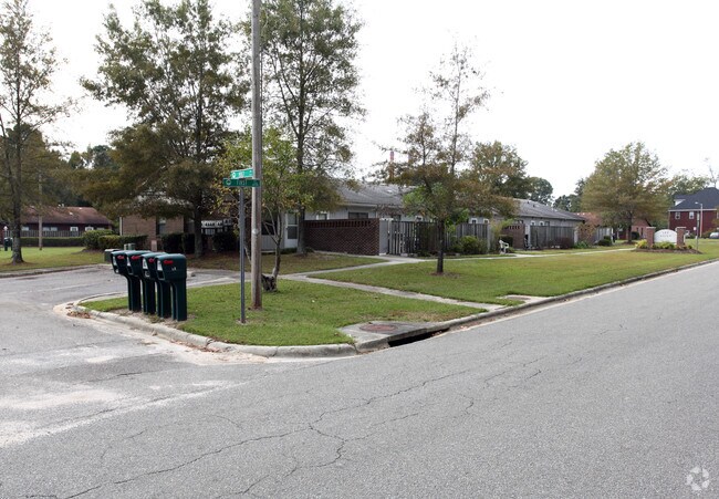 Building Photo - Lee Haven Apartments