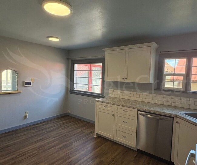Building Photo - Two Bedroom House with Bonus Room Located ...