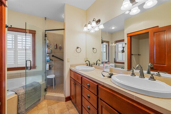 Building Photo - 69 Greenmoor Dr