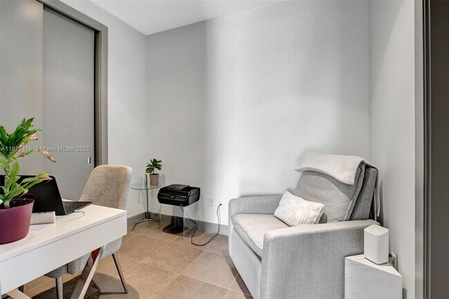 Building Photo - 110 SE 2nd St