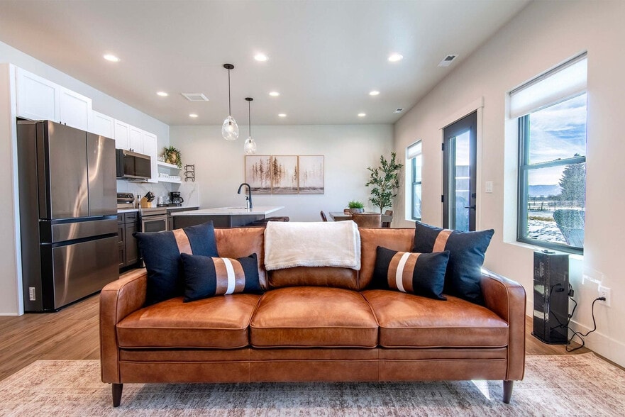 Building Photo - 690 Stone Peak Lp