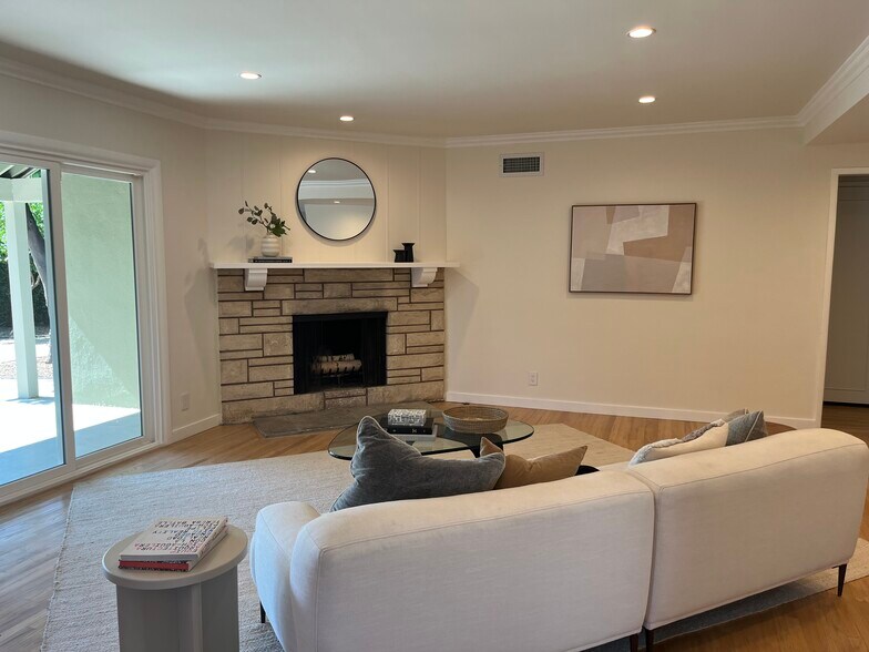 Building Photo - 6945 Cedros Ave