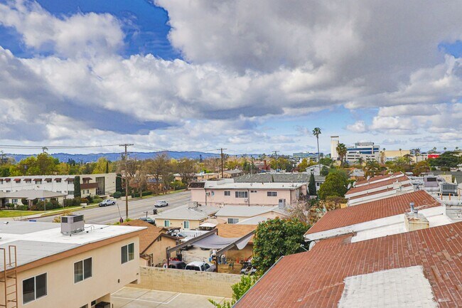 Building Photo - Live Large in NoHo: 5 Bed, 4 Bath + Roofto...