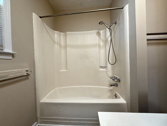 Building Photo - 2 Bedroom, 1 Bathroom Home