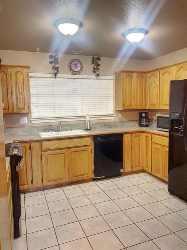 Building Photo - RENTAL Fully Furnished 4 bedroom home